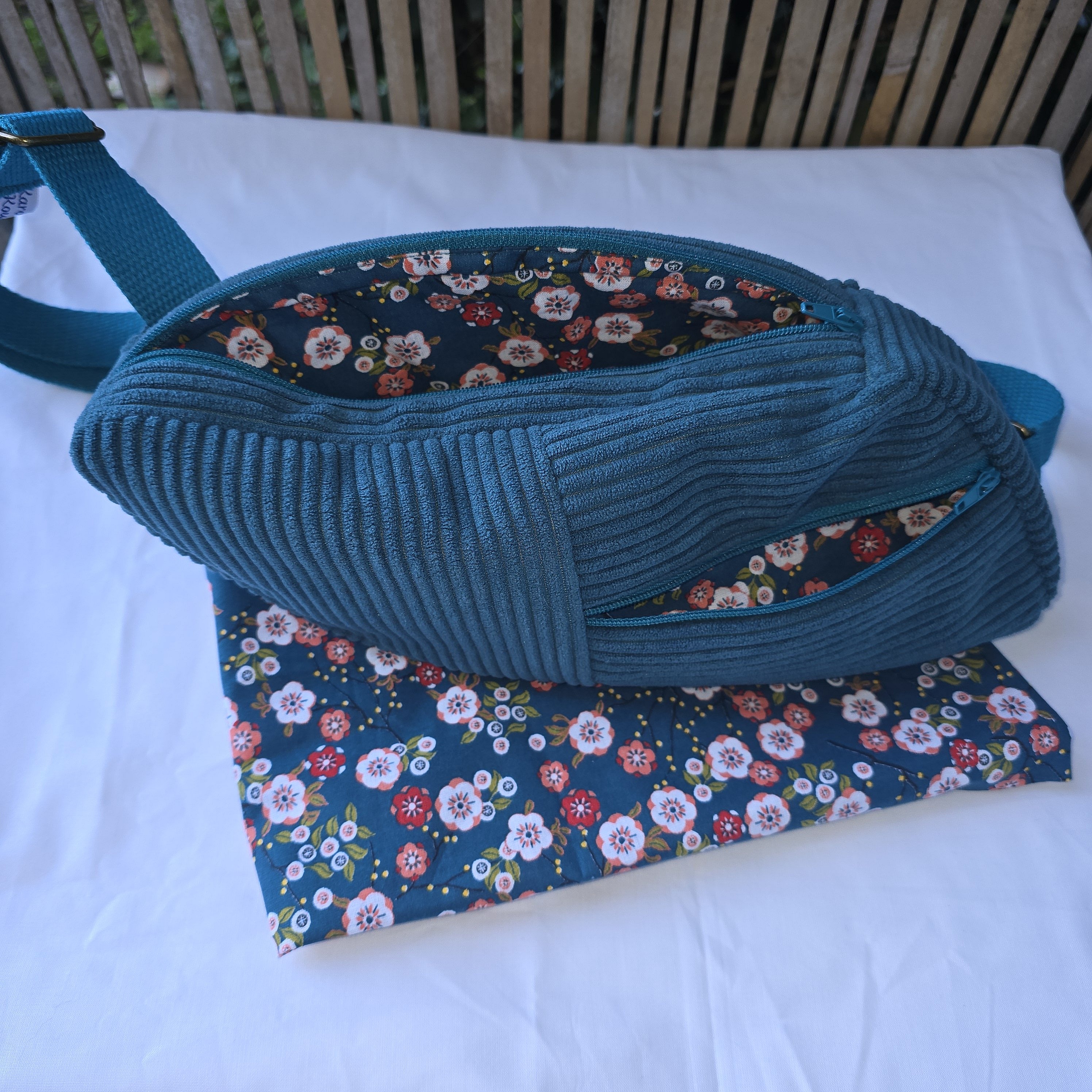 Sac banane r&eacute;invent&eacute; : design unique asym&eacute;trique.