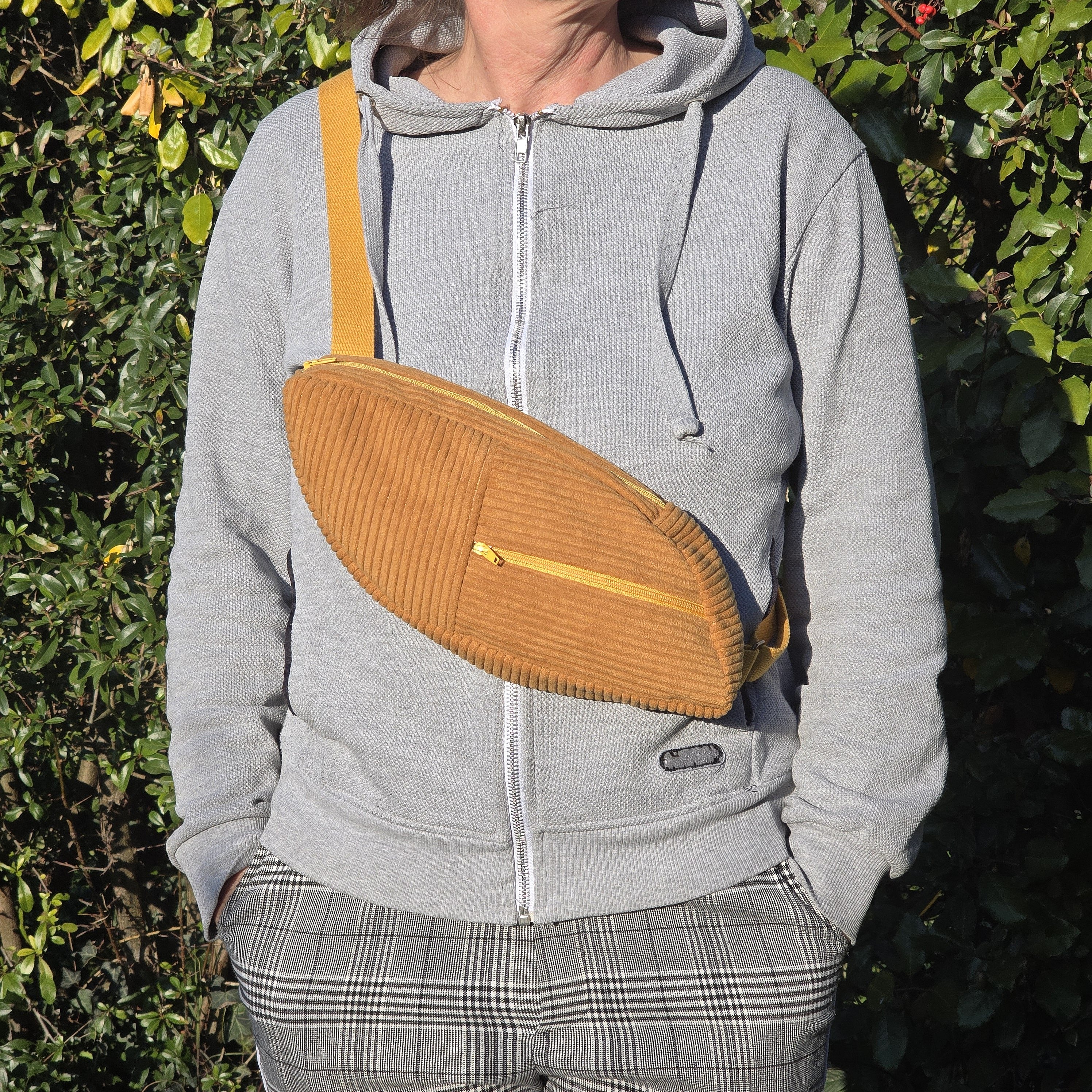 Sac banane r&eacute;invent&eacute; : design unique asym&eacute;trique.