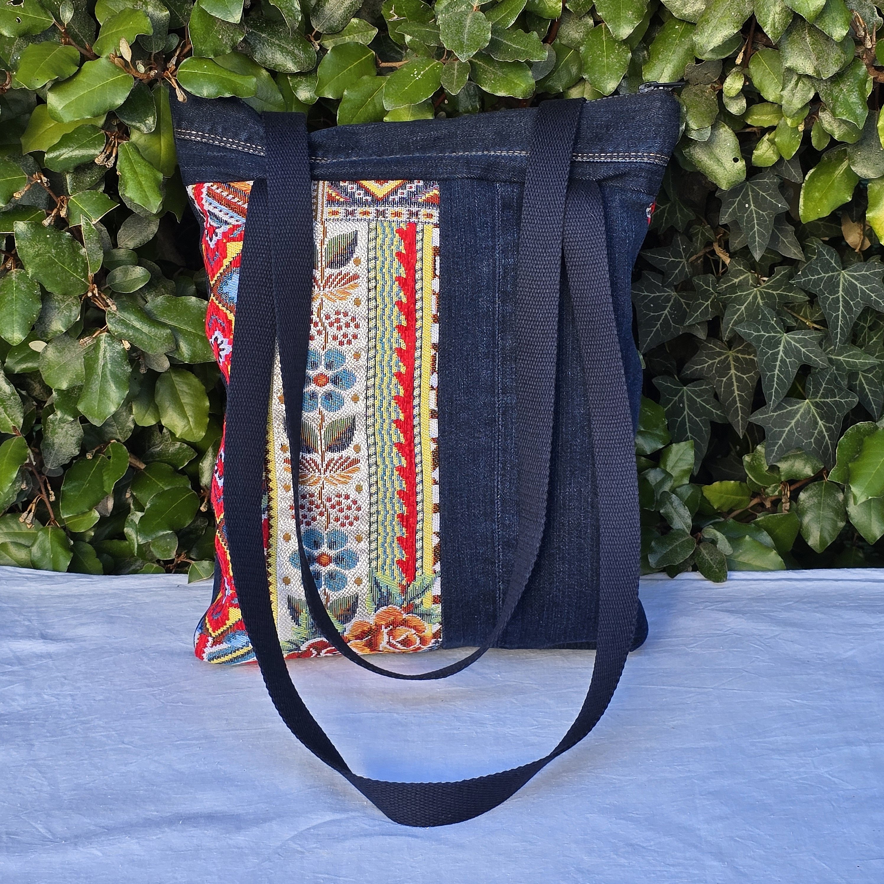 Sac &agrave; bandouli&egrave;re en jean recycl&eacute; et tissu &eacute;pais tr&egrave;s color&eacute;, avec empi&egrave;cements.