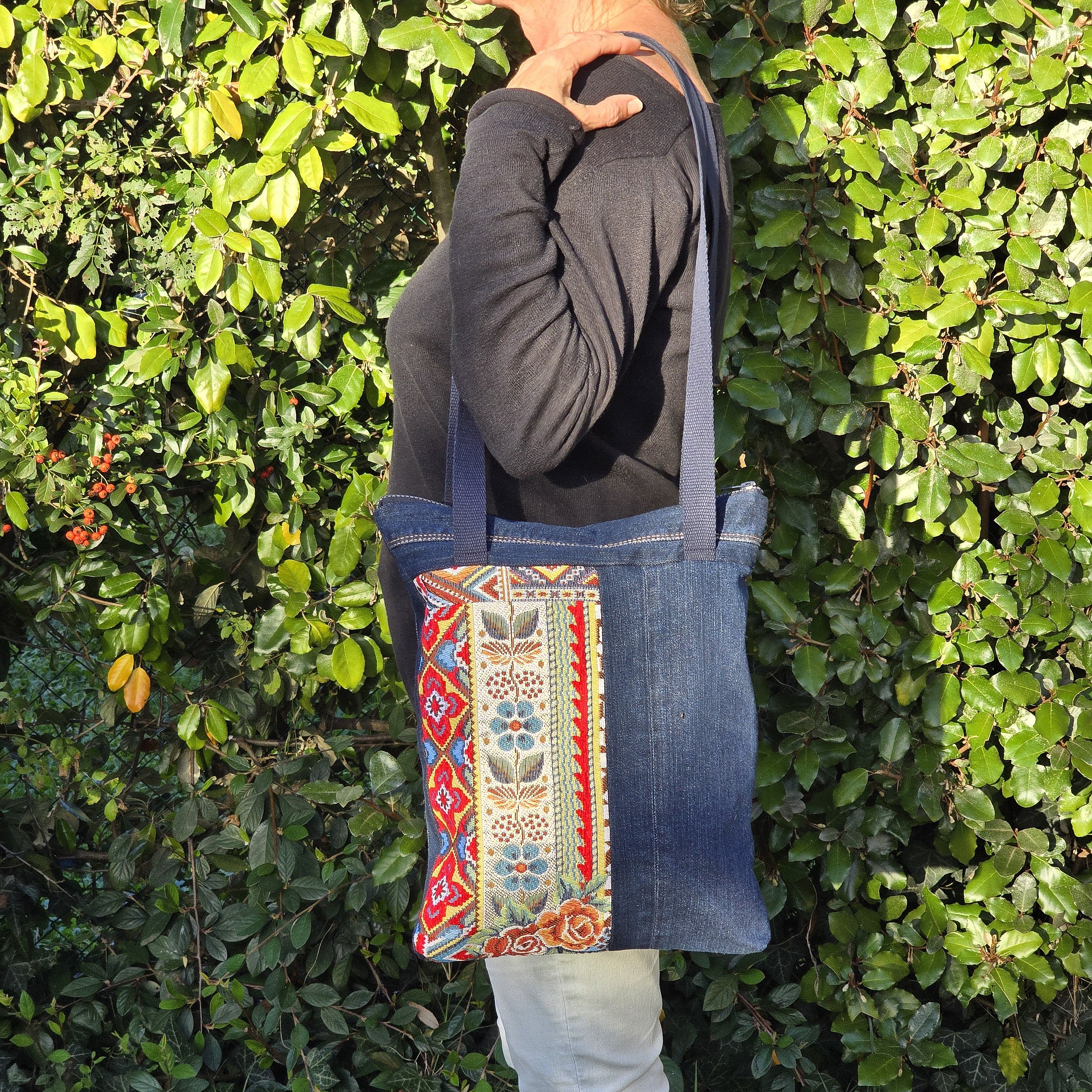 Sac &agrave; bandouli&egrave;re en jean recycl&eacute; et tissu &eacute;pais tr&egrave;s color&eacute;, avec empi&egrave;cements.