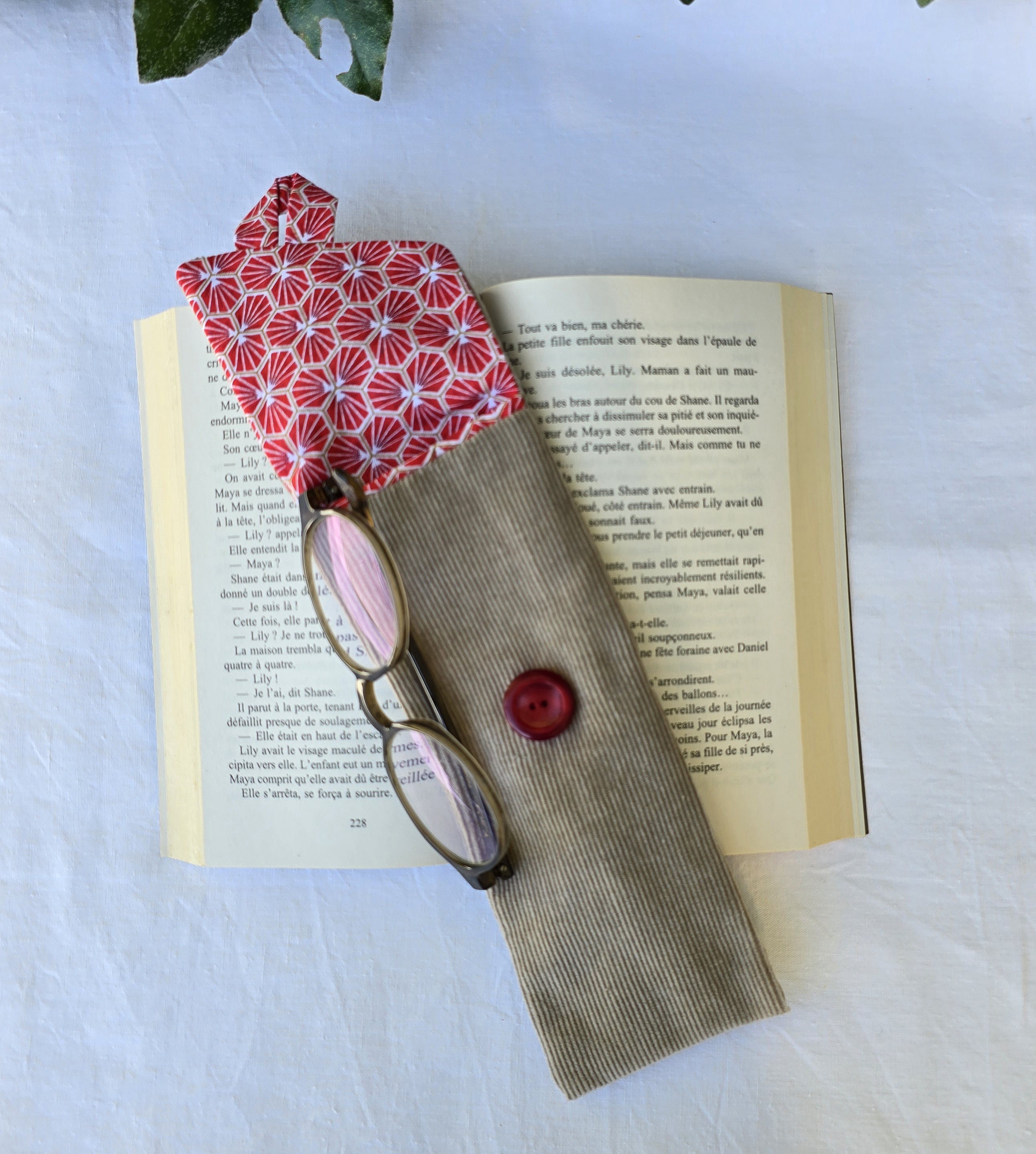 &Eacute;tui souple &agrave; lunettes ,en velours c&ocirc;tel&eacute; , doubl&eacute; de tissu coton imprim&eacute;. &Eacute;co-con&ccedil;u.