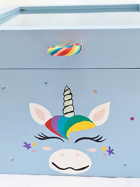 Tr&auml;l&aring;da med glaslock. Modell : bl&aring; enh&ouml;rning