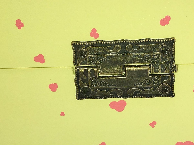 Tr&auml;l&aring;da med glaslock. Modell : gul sakura