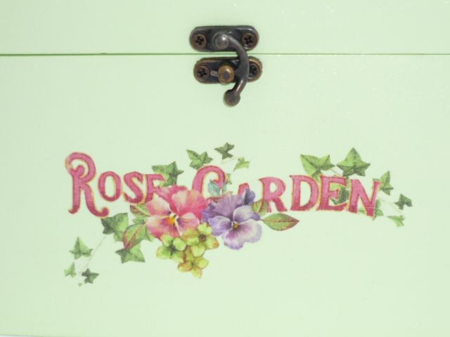 Trälåda med glaslock. Modell : rose garden