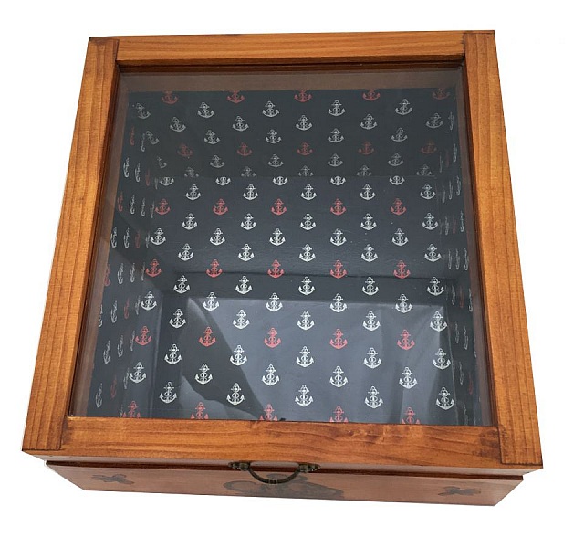 Snedst&auml;lld tr&auml;l&aring;da och dess glaslock. Modell: marinankare.