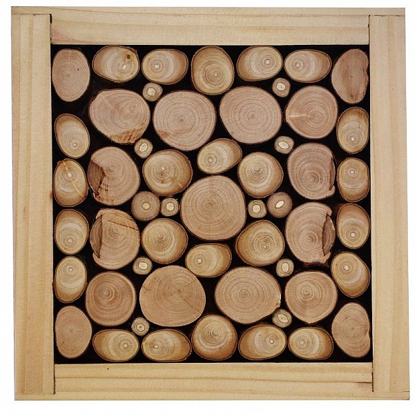 Bordsunderl&auml;gg i hasseln&ouml;t / lila tr&auml;stockar, v&auml;ndbart i en kopp med guldkryddad dekoration