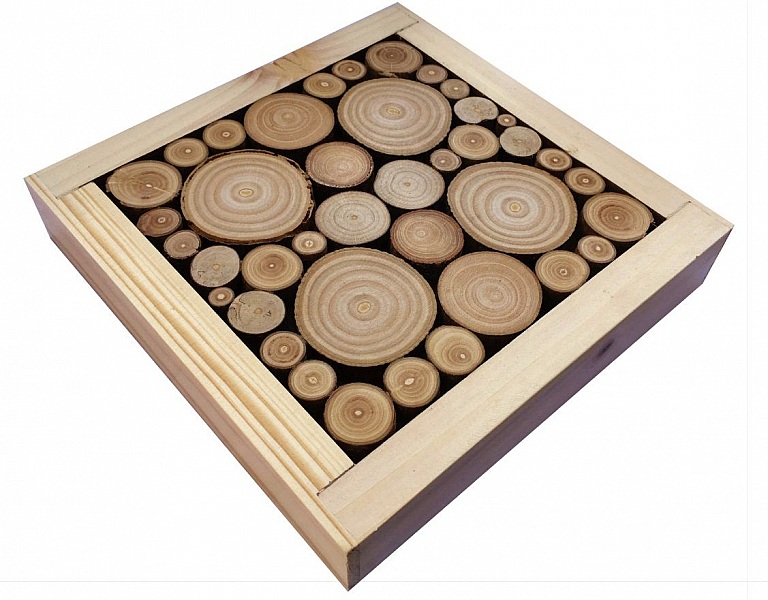 Bordsunderl&auml;gg i laurel / hasseln&ouml;t tr&auml; stockar, v&auml;ndbar i en kopp med jacquard hj&auml;rta dekoration