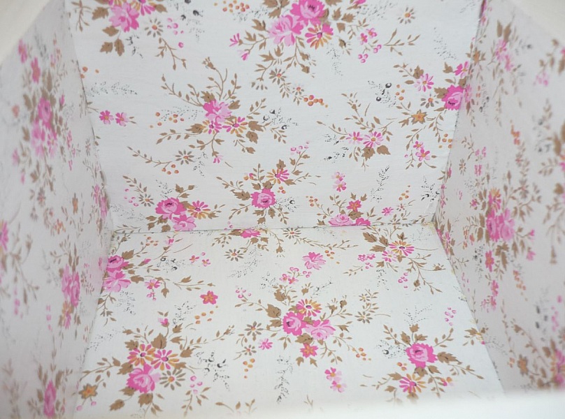 Liten l&aring;da i massivt tr&auml; med vit cupcake-dekoration