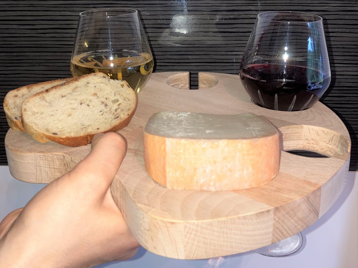 FSC-hackbräda av naturligt bokträ med kattfot modell för 4 glas med stjälk