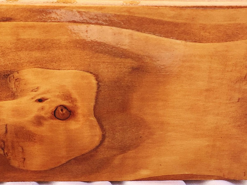 Porte-manteau mural rectangulaire en rondins de bois avec miroir.