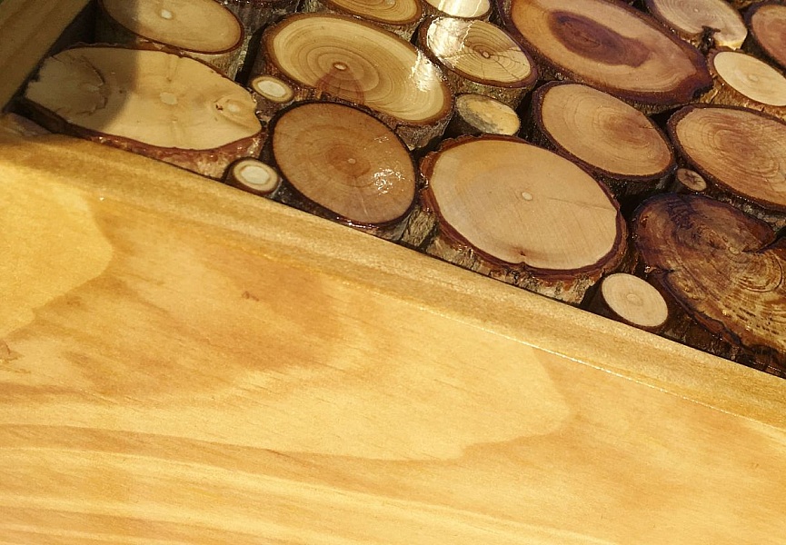 Rektangul&auml;r v&auml;ggkl&auml;dh&auml;ngare av honungsf&auml;rgade tr&auml;stockar med 1 kl&auml;dkrok och nyckelring 30x20 cm