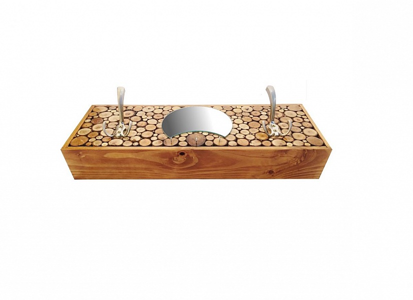 Rektangul&auml;r v&auml;ggmonterad kl&auml;dst&auml;llning i kastanjef&auml;rgat tr&auml;, 2 trippelkrokar och halvm&aring;neformad spegel. 60x20