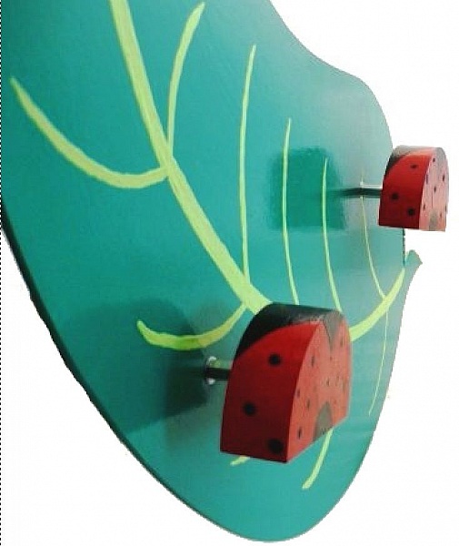 Kl&auml;dh&auml;ngare och pennkopp Ladybird och blad