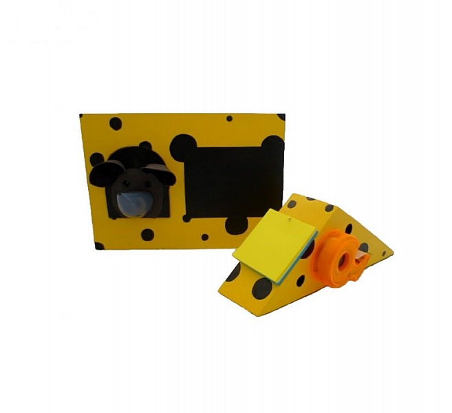 Set f&ouml;r skolstart i tr&auml;modell : mus Pennskaft och v&auml;gghylla med pinne