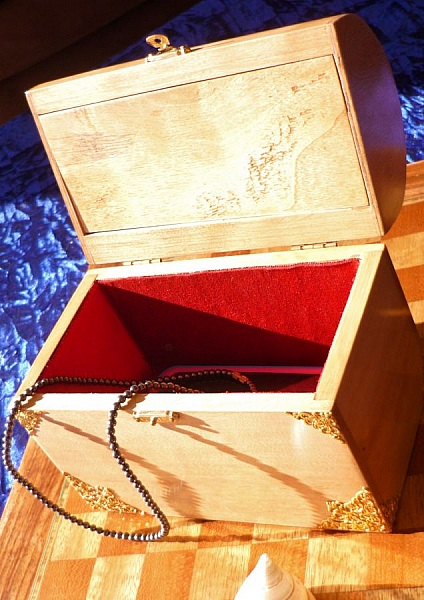 Mycket vacker b&ouml;jd byr&aring; i marmorerad bj&ouml;rk, massivt tr&auml; fr&aring;n Pyren&eacute;erna. 