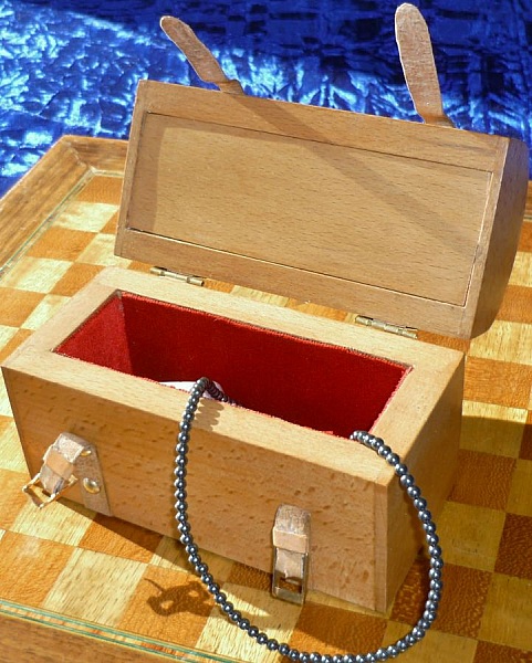 Mycket vacker b&ouml;jd byr&aring; i massivt boktr&auml; 