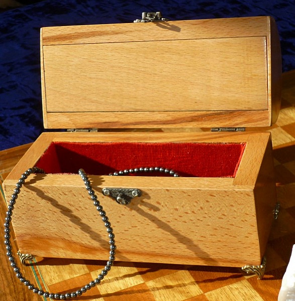 Mycket trevlig b&ouml;jd byr&aring; i boktr&auml; med &aring;ldrat utseende i massivt tr&auml;