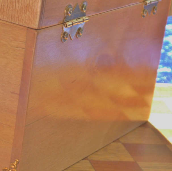 Mycket vacker b&ouml;jd byr&aring; i marmorerad bj&ouml;rk, massivt tr&auml; fr&aring;n Pyren&eacute;erna. 