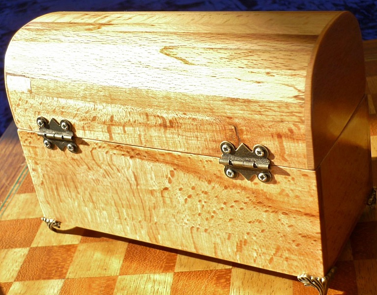 Mycket trevlig b&ouml;jd byr&aring; i boktr&auml; med &aring;ldrat utseende i massivt tr&auml;