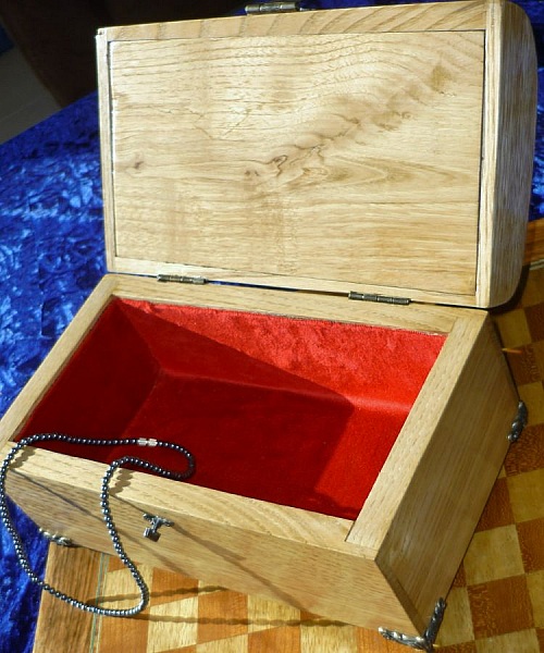 Mycket vacker v&auml;lvd kastanjetr&auml;kista fr&aring;n Pyren&eacute;erna 