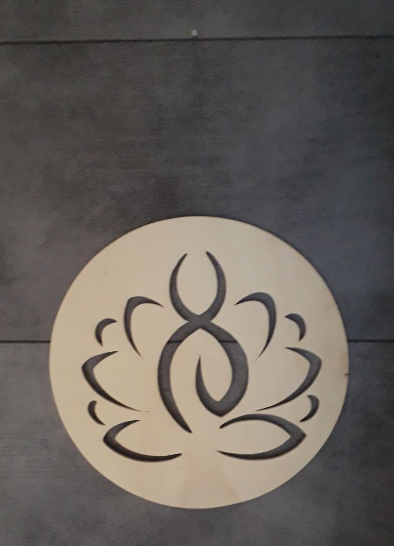 Yogini sitter på sin lotus