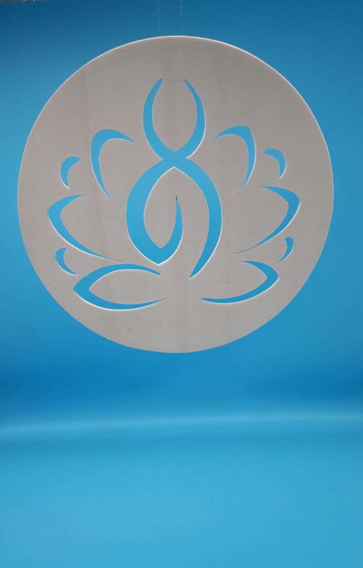 Yogini sitter på sin lotus