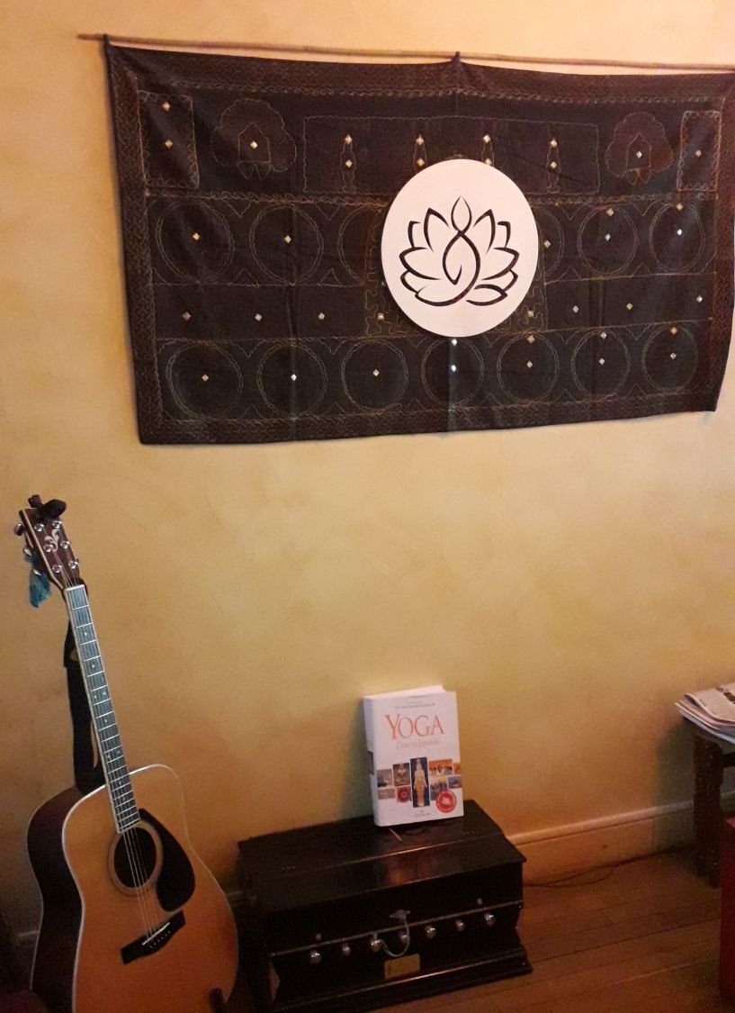 Kvinna och utklippt lotus (stor storlek)