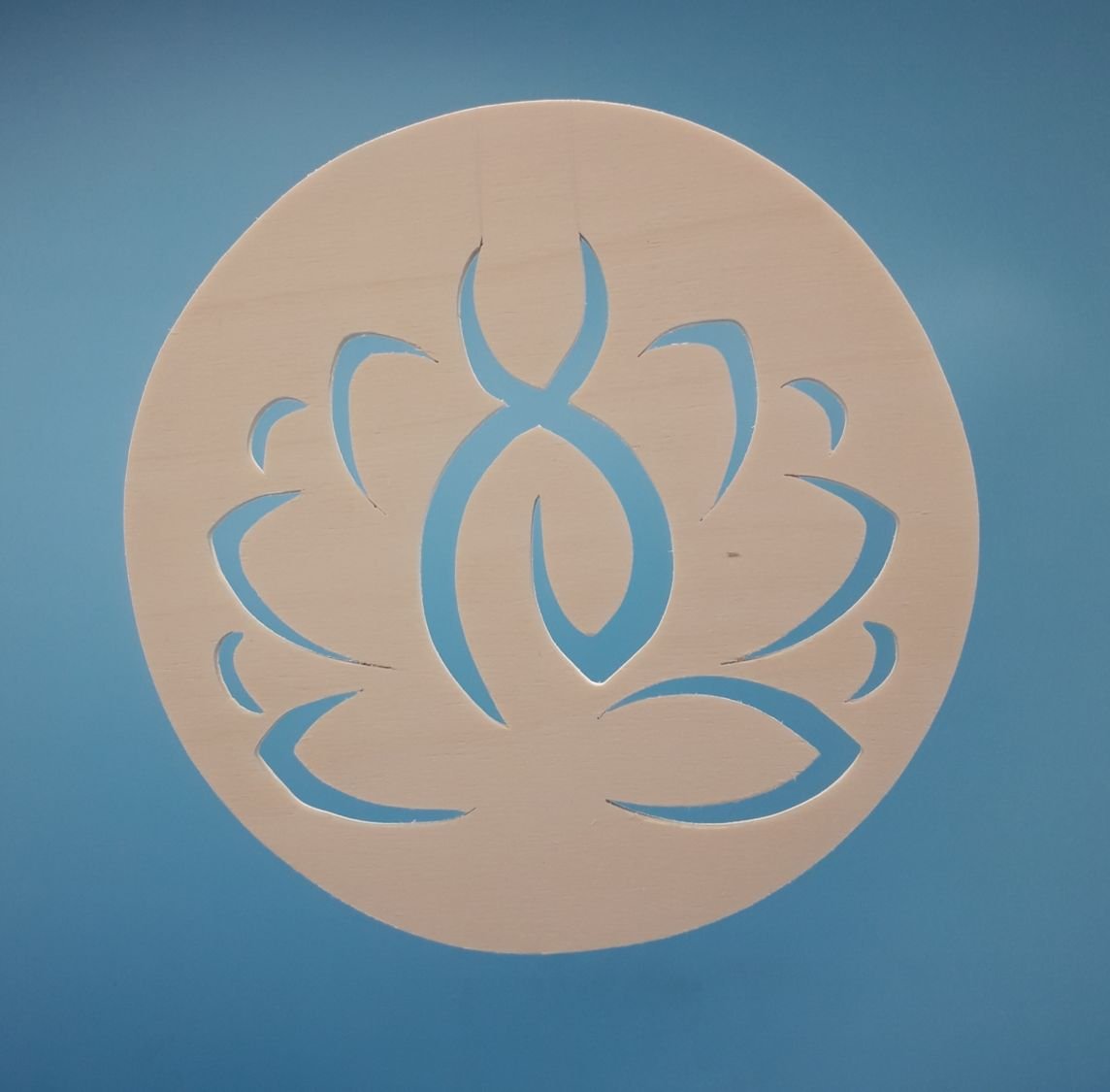 Yogini sitter på sin lotus