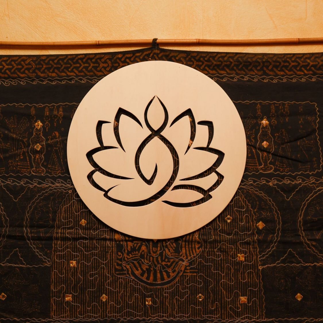 Kvinna och utklippt lotus (stor storlek)