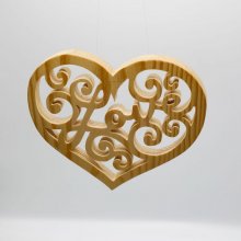 Öppet hjärta med ordet LOVE utskuret