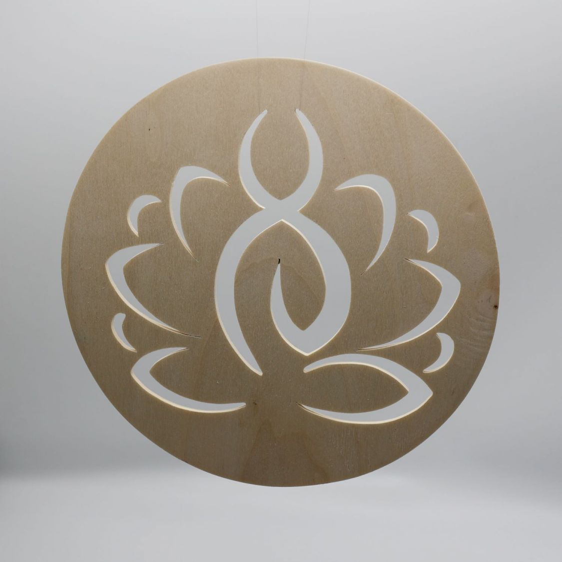 Yogini sitter på sin lotus
