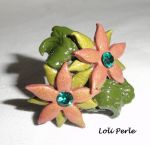 Brun lera blomma ring med Swarovski kristall och grönt bladverk