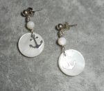 Örhängen i marinbläck och pärlemor på en sovring i 925 sterling silver.