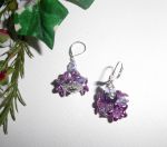 Original blomma och violett örhängen med kristallpärlor