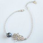 Armband med grå odlade pärlor och Fatmas hand på 925 silverkedja