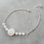 Armband av St Lucie's eye och pärlemorspärlor på en kedja i 925 silver.