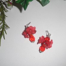 Röd blomma örhängen med kristallpärlor