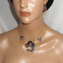 Halsband med blomma av pärlemor och guldkedja