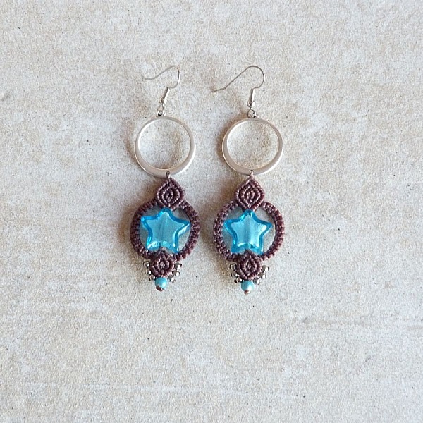 &Ouml;rh&auml;ngen i mikro-macram&eacute; chokladbrun/bl&aring; Muranoglasstj&auml;rna