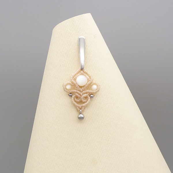 &Ouml;rh&auml;ngen i sandf&auml;rgad mikromakram&eacute; med p&auml;rlemorsp&auml;rlor