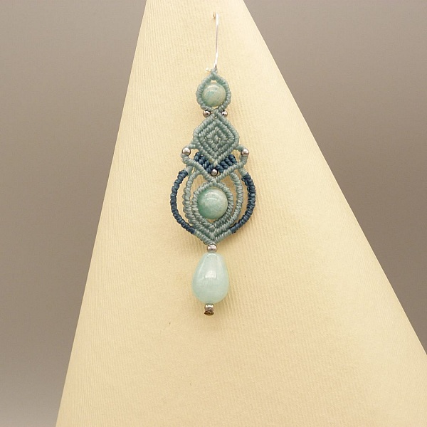 Boucles d'oreilles  en micro-macram&eacute; couleur tons bleus avec perles en amazonite