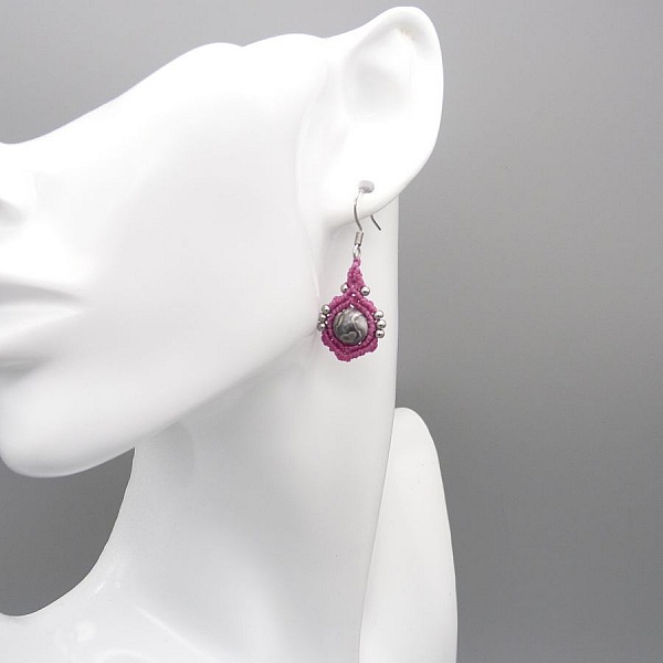 Sockerrosa mikro-macram&eacute; &ouml;rh&auml;ngen med silverbladiga jaspis p&auml;rlor