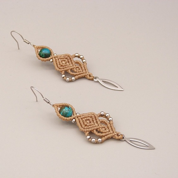 &Ouml;rh&auml;ngen i ljusbeige mikro-macram&eacute;