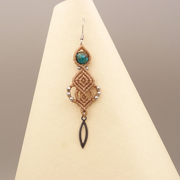 &Ouml;rh&auml;ngen i ljusbeige mikro-macram&eacute;