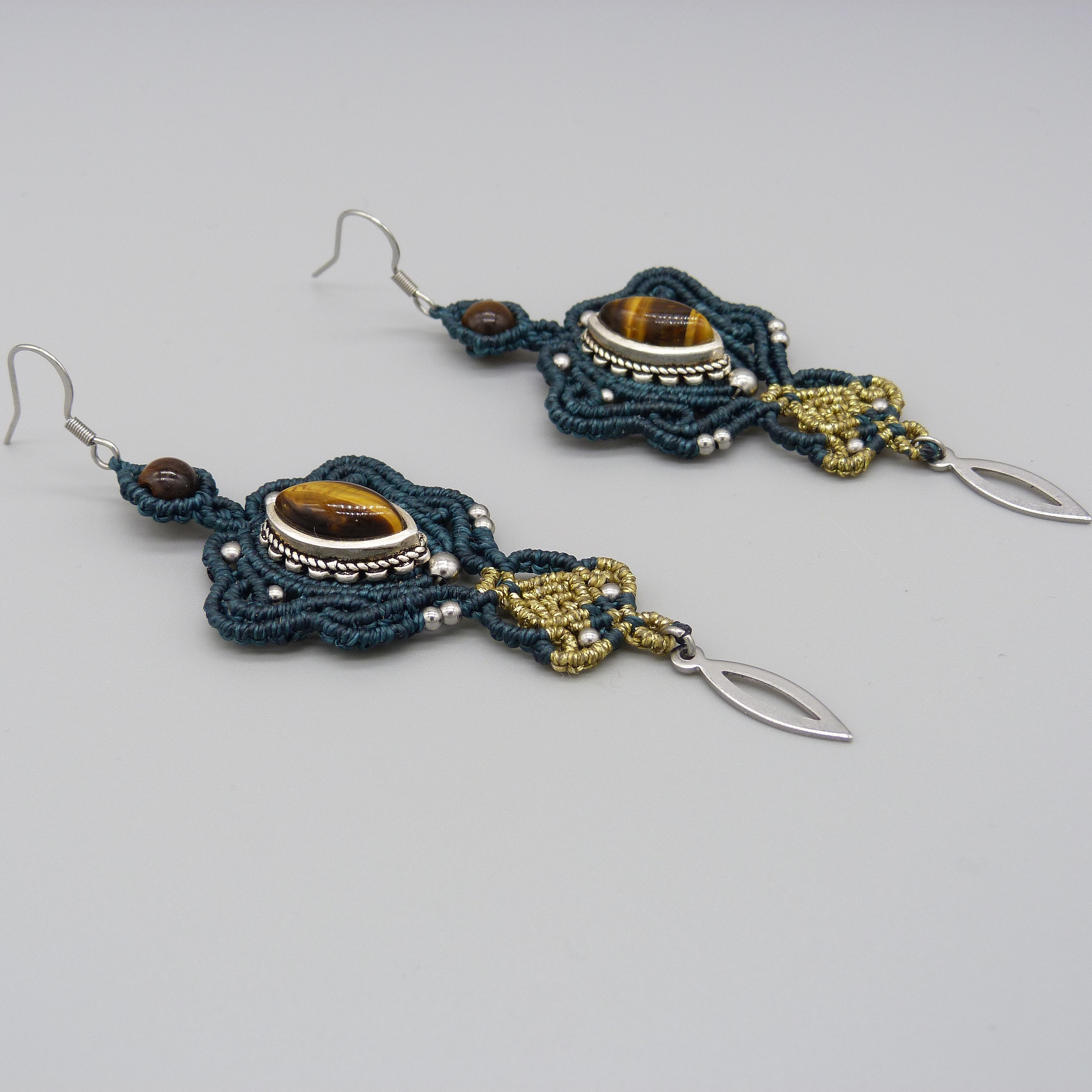Boucles d'oreilles  en micro-macram&eacute; ton vert/dor&eacute; avec oeil de tigre serti
