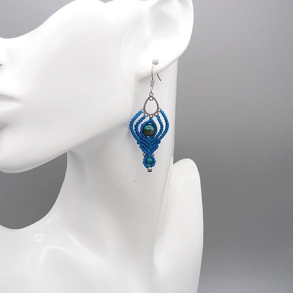 Boucles d'oreilles  en micro-macram&eacute; bleues turquoise avec deux perles en chrysocolle