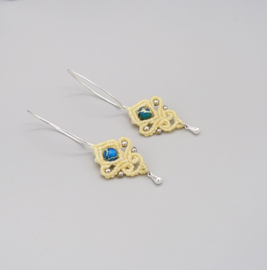 Cream micro-macramé örhängen med aqua terra jasper pärla