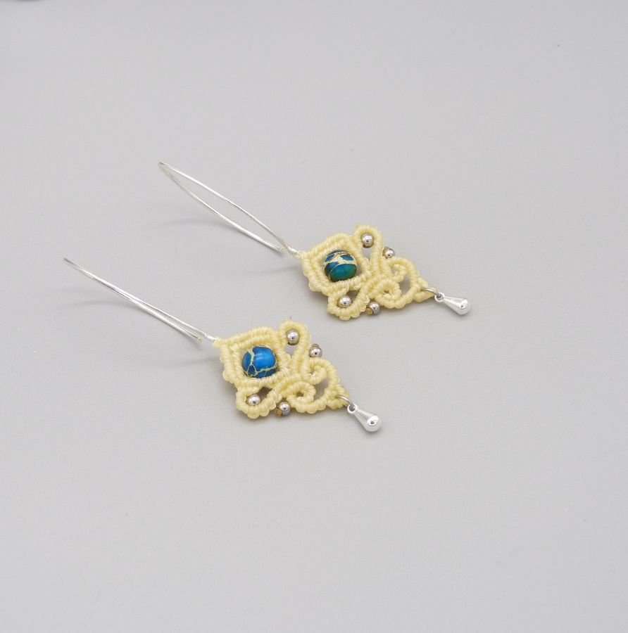 Cream micro-macramé örhängen med aqua terra jasper pärla