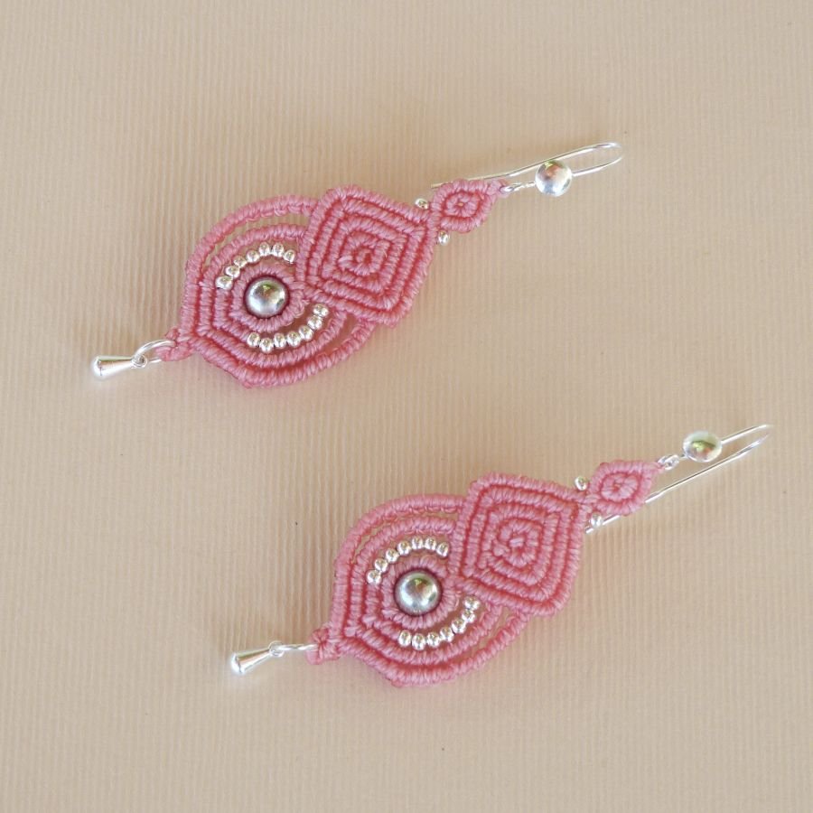 Micro macramé rosa örhängen med krokar i 925 silver