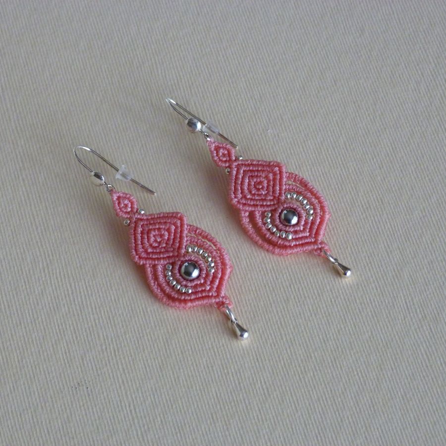 Micro macramé rosa örhängen med krokar i 925 silver